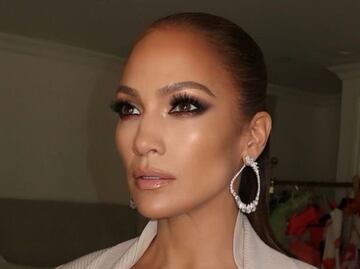 JLo muestra cómo lucir la tendencia Barbiecore con transparencias