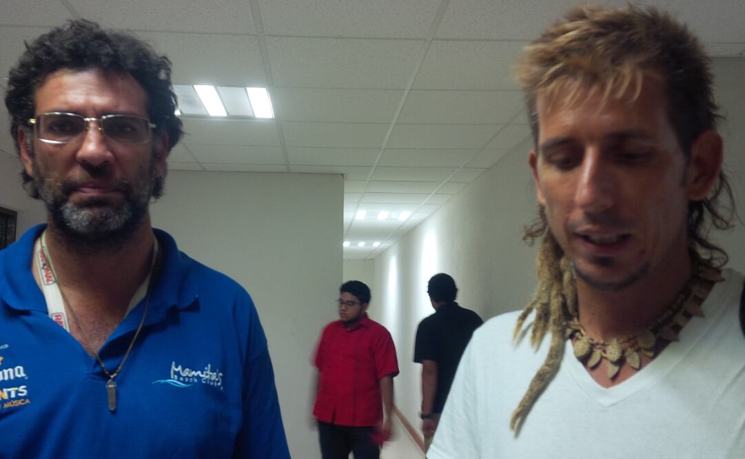 De azul, Luis Alberto Parada; de blanco, Nuno Silva, hoteleros afectados por desalojo en Tulum (Foto: Adriana Varillas / EL UNIVERSAL)