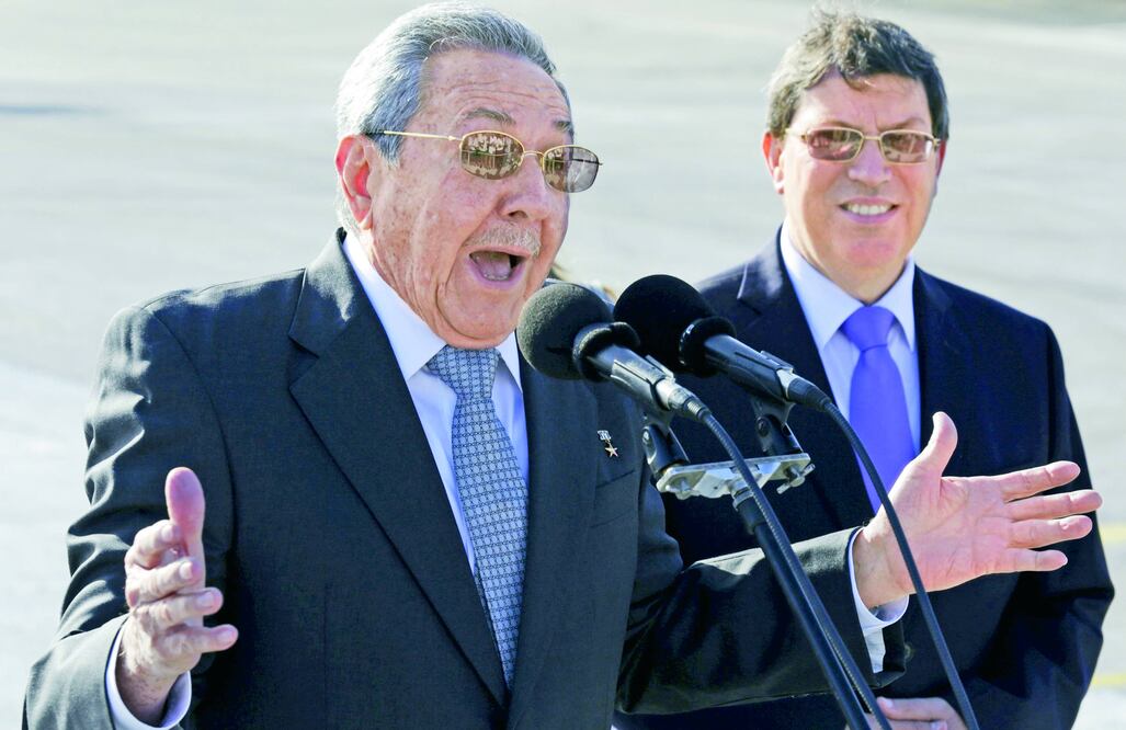 El mandatario cubano, Raúl Castro, habla con los medios tras despedir al presidente francés, François Hollande, en el aeropuerto José Martí (ENRIQUE DE LA OSA / REUTERS)