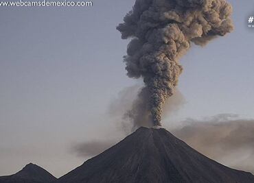 Volcán de Colima amanece con fumarola de 2.5 kilómetros