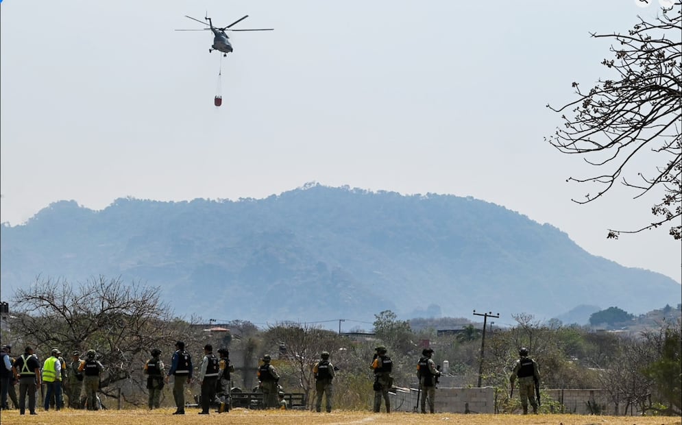 Imagen del despliegue operativo para continuar con los trabajos de combate y control de los incendios forestales en Tepoztlán, el miércoles 16 de abril de 2025. Foto: cortesía Desarrollo Sustentable Morelos