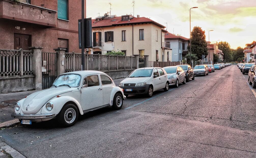 Autos estacionados en la calle. Foto: Pexels
