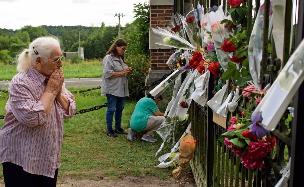 Fans acudieron ayer a la entrada de la casa del actor, quien falleció ayer, a rendirle tributo con flores. Foto: AFP