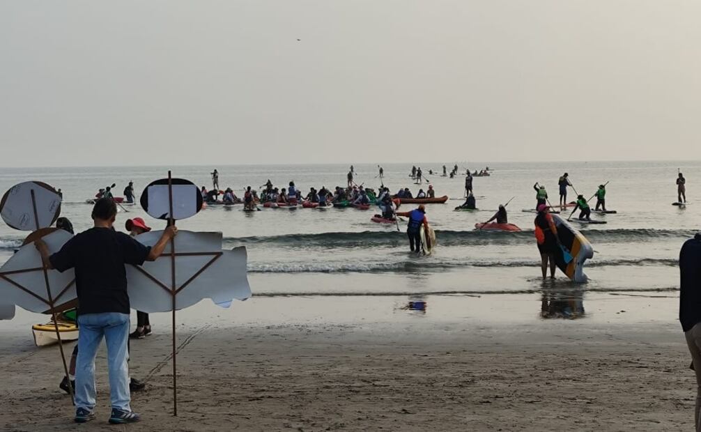 Los manifestantes colocaron cárteles y pancartas denunciando los hechos (10/11/2025). Foto: Especial