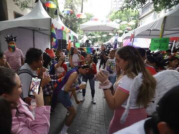 Y la fiesta en Zona Rosa comienza: abarrotan antros y bares antes de que acabe la marcha del orgullo LGBTTTI