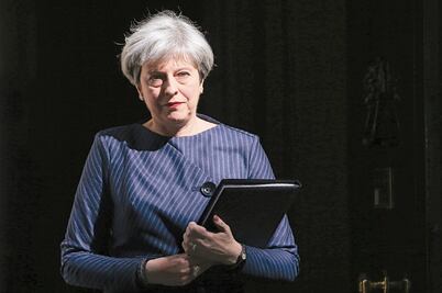 Primera ministra de RU pide elecciones anticipadas