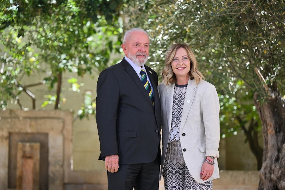 La primera ministra italiana Giorgia Meloni  da la bienvenida al presidente de Brasil Luis Ignacio Lula da Silva durante el segundo día de la Cumbre del G7 en Borgo Egnazia. Foto: EFE