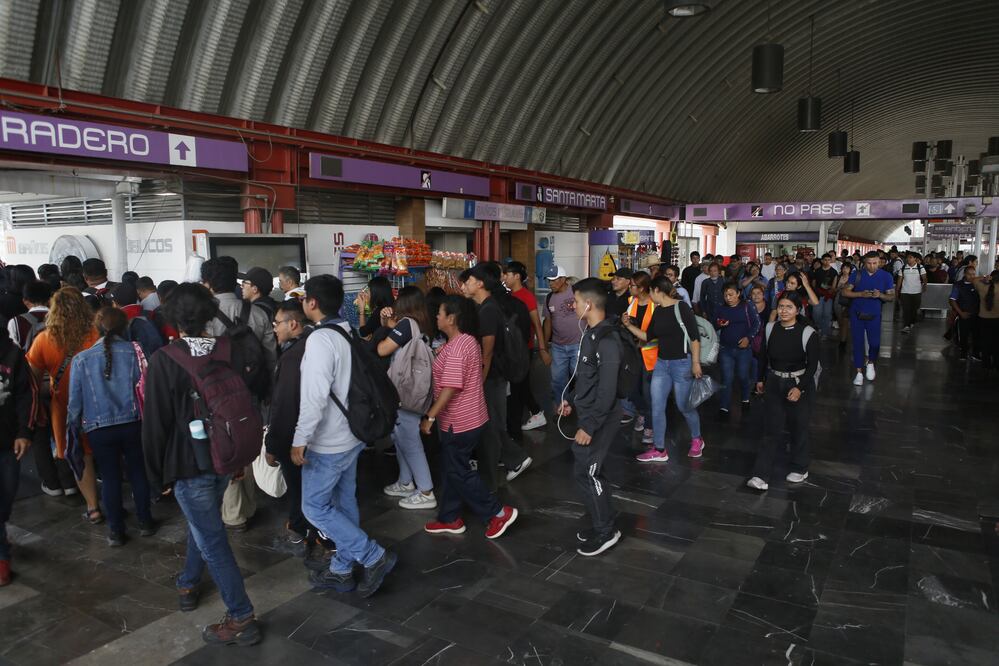 Tras 7 horas de labores, ya quedó restituido en su totalidad, el servicio en la Línea A del Metro. (Foto: Fotos Darío Luna  / El Universal)