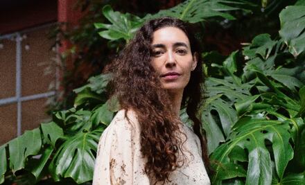 Conceden a Fernanda Trías el Premio Sor Juana Inés de la Cruz por su novela "El monte de las furias"