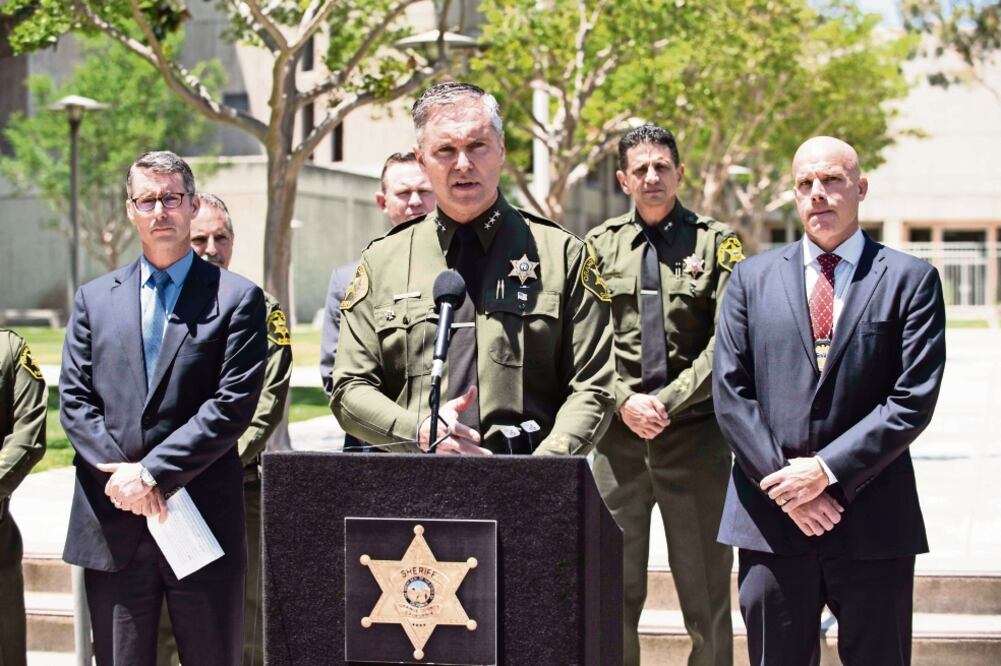 Reporte. Un subalterno del alguacil del condado de Orange habló con los medios sobre la explosión ocurrida el martes. Foto: AP