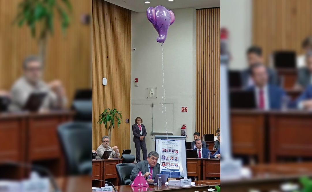 Con un globo en forma de elefante, consejeros chocaron sobre los acordeones del 1 de junio. Foto: Rogelio Morales / CUARTOSCURO