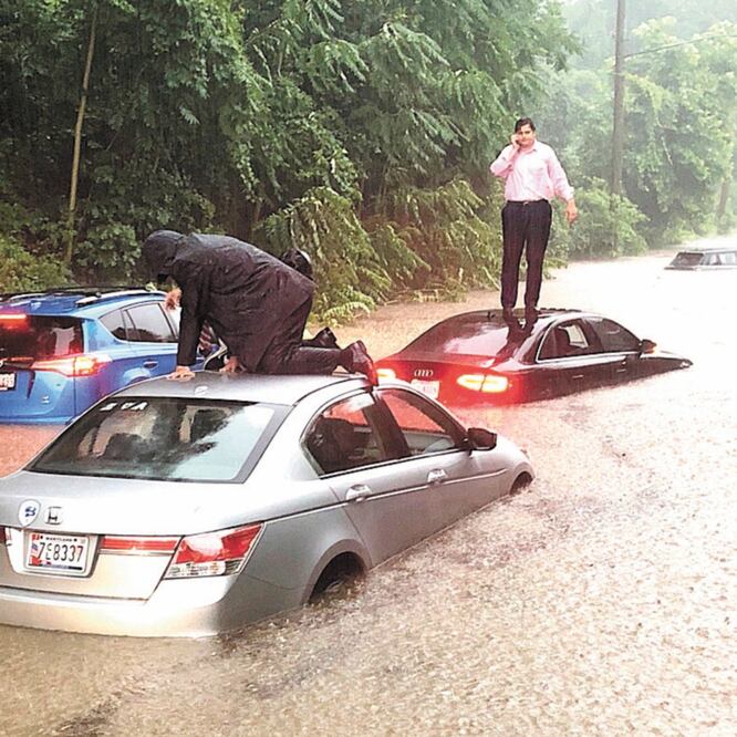 Automovilistas varados en una zona inundada en Canal Road, ayer, en Washington, donde se registró una tormenta que causó caos vial e incluso dejó charcos al interior de la Casa Blanca. DAVE DILDINE. AP