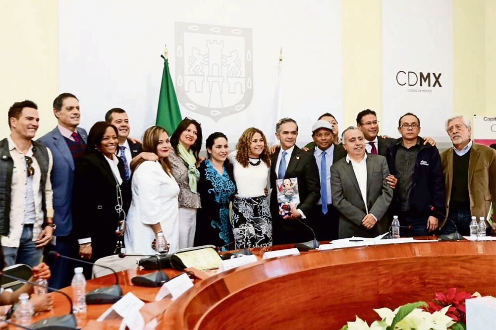 Miguel Ángel Mancera subió una fotografía a sus redes sociales tras la audiencia pública que mantuvo con mujeres en situación de calle (FOTO TOMADA DE TWITTER)