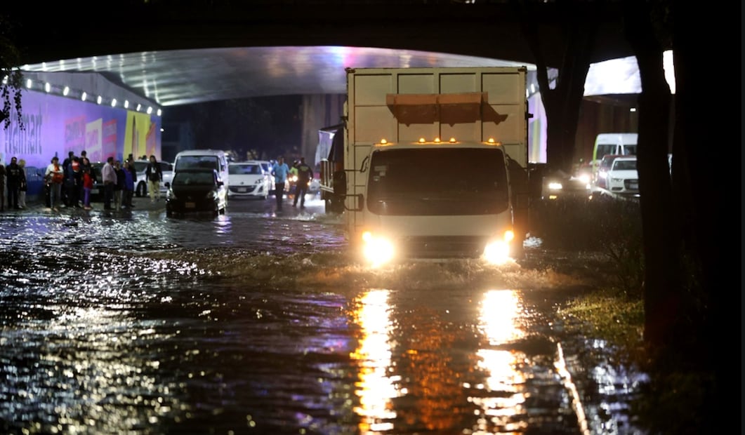 Las fuertes lluvias que se registran este viernes inundan diversas vialidades como Periférico y Tlalpan en la Ciudad de México. Foto: Valente Rosas/EL UNIVERSAL