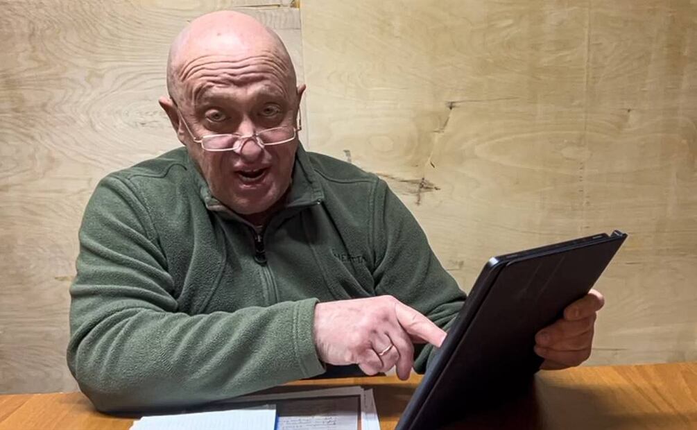 El jefe del grupo paramilitar ruso, Wagner mostró el cadáver de un presunto combatiente estadounidense caído en Bakhmut, Ucrania. Foto: AP