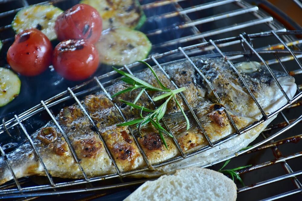 Para cocinar alimentos a la parrilla no es necesario agregar muchos condimentos / Foto: Pixabay