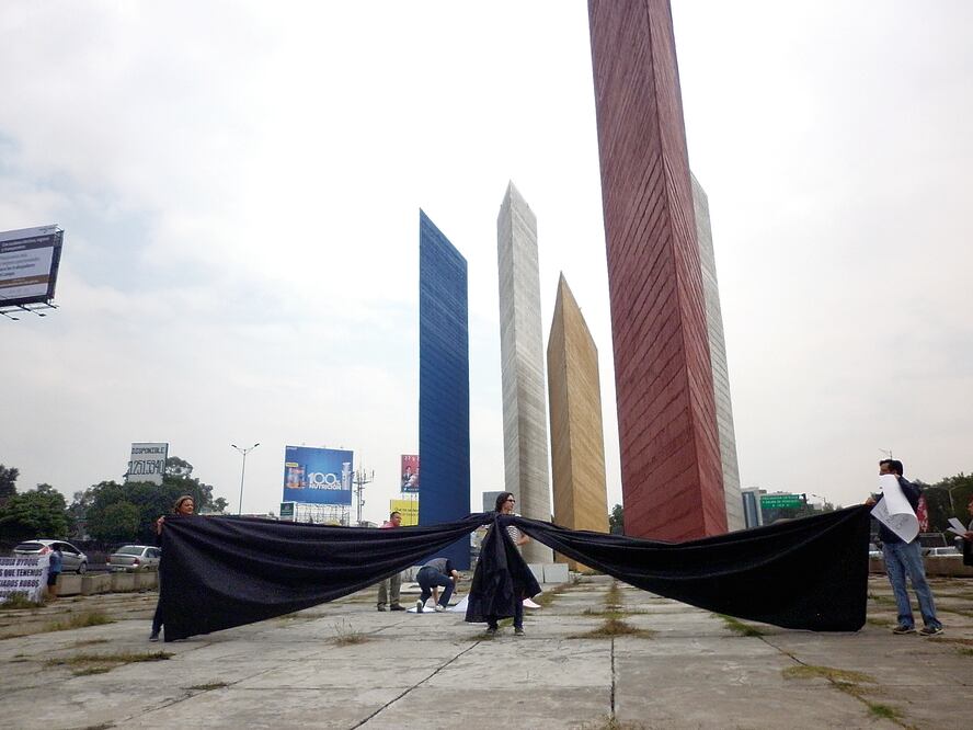 Habitantes de Naucalpan colocaron un moño negro en señal de luto en las Torres de Satélite para exigir mayor seguridad al gobierno local.