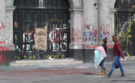 Encapuchados vandalizan fachada del Palacio Legislativo en Toluca