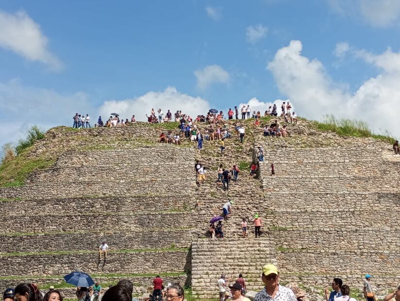 Miles de personas en zonas mayas y municipios acudieron para presenciar el eclipse anular de sol