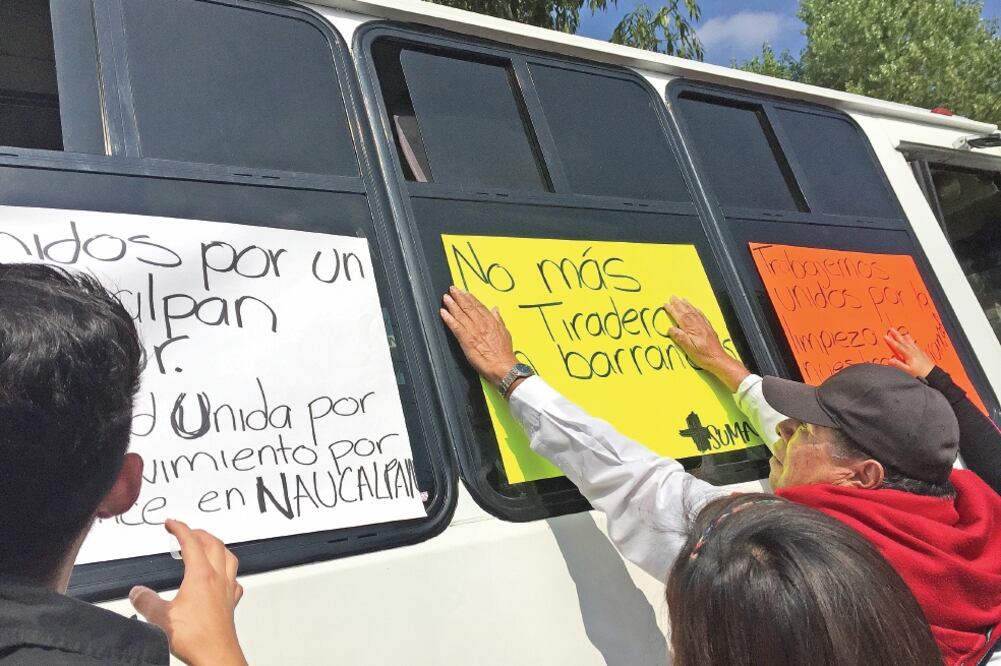 Con pancartas, un grupo de habitantes demanda a Conagua el saneamiento de los ríos que son afectados (REBECA JIMÉNEZ. EL UNIVERSAL)