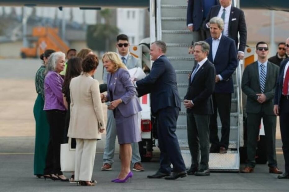 Jill Biden, primera dama de Estados Unidos, arriba al AICM; la recibe Beatriz Gutiérrez Müller
