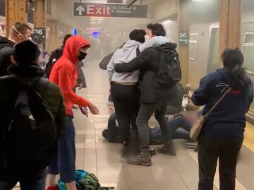 "Están luchando por sus vidas": reportan 5 heridos graves tras tiroteo en metro de Nueva York