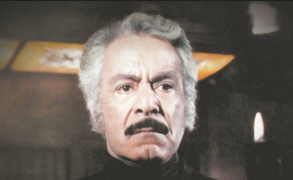 "El maleficio" (1983)
Fue la primera telenovela que abordó el tema de lo sobrenatural, su protagonista Enrico de Martino (Ernesto Alonso) hizo un pacto con un demonio con el cual se comunicaba a través de un cuadro por así que, según notas de la época, en el foro de grabación pasaban cosas extrañas como que se cayera ese cuadro sin razón alguna, se vieran sombras, se movieran los objetos, se apagaran las luces, entre otras cosas.