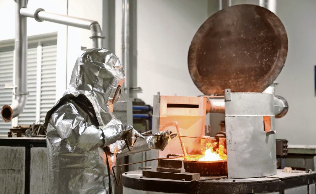 El fusil pasa por rigurosos controles de calidad y pruebas. Como un baño de fuego a 850 grados centígrados para darle la dureza y durabilidad necesarias, además de fosfatado manual, lo que logra que las piezas no se oxiden. (10/03/2025) Foto: Especial