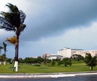 Urgen a protegerse contra huracanes