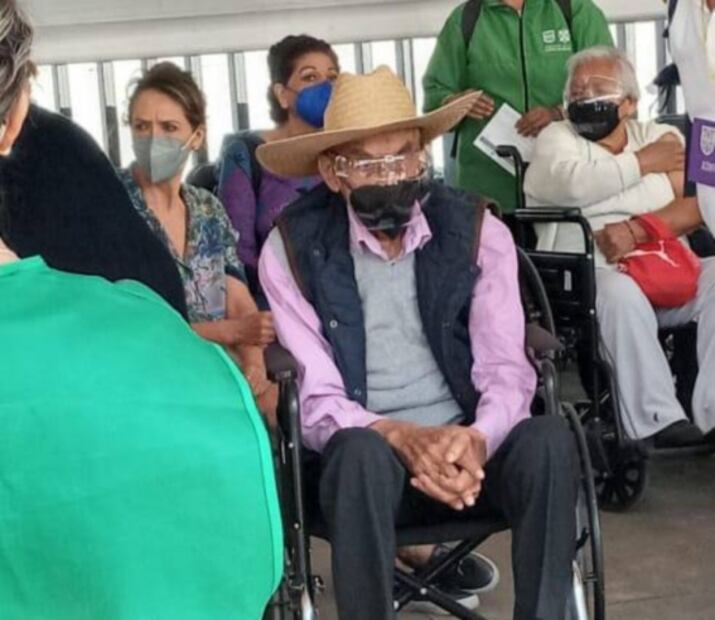 Captan al expresidente Luis Echeverría en vacunación contra Covid-19 en CU
