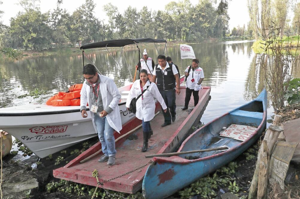 El equipo de Médico en tu Casa, adscrito a la Secretaría de Salud capitalina, ha visitado las 16 delegaciones de la Ciudad de México en busca de personas que padezcan sobrepeso; en esta ocasión recorrió en lancha la zona de Xochimilco (JUAN CARLOS REYES)