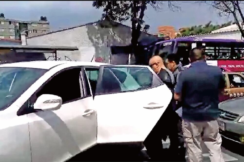 Elementos de la Agencia de Investigación Criminal de la PGR cumplimentaron ayer una orden de aprehensión en contra del empresario Naim Libien Kaui, dueño del periódico unomásuno (TOMADA DE VIDEO)