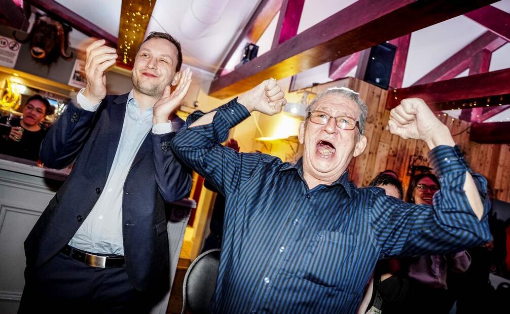 El presidente del Partido Demokraatit celebra durante la noche electoral en la cafetería Killut en Nuuk, Groenlandia. (12/03/25) Foto: EFE