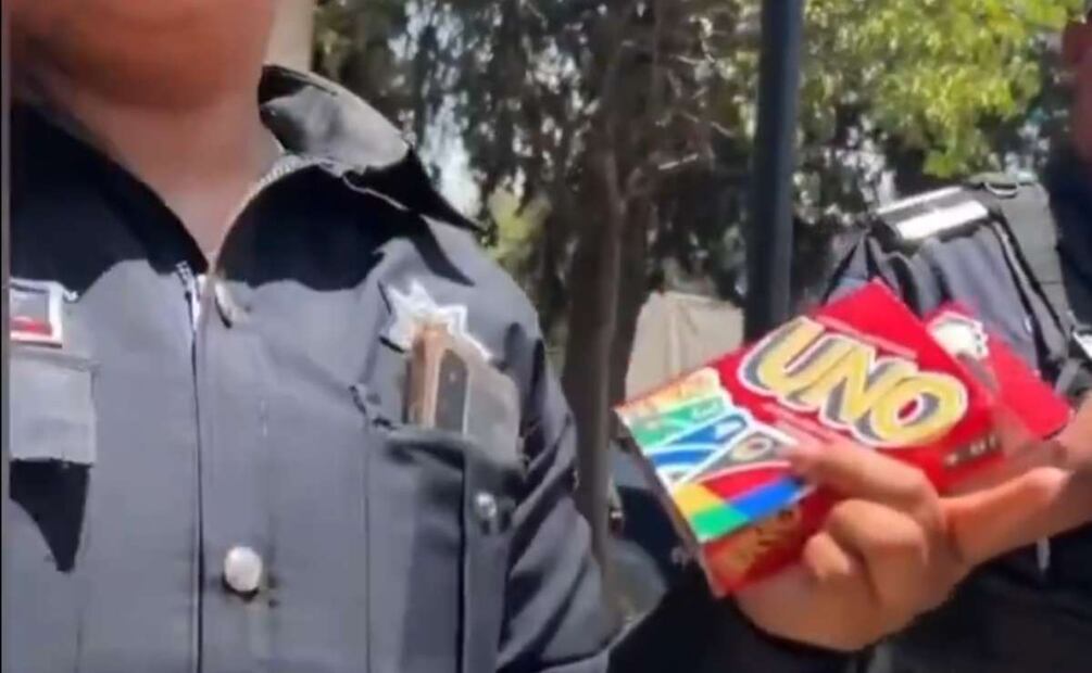 Una mujer salió en defensa de los chicos, preguntándoles si fueron amedrentados para admitir que si estaban realizando una apuesta mientras jugaban un juego de mesa. Foto: Captura de video