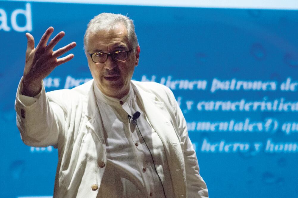 Eusebio Rubio-Aurioles, fundador de la Asociación Mexicana para la Salud Sexual A.C., al participar en el tercer día de actividades de la Primera Semana de la Diversidad Sexual (JENIFER NAVA. EL UNIVERSAL)