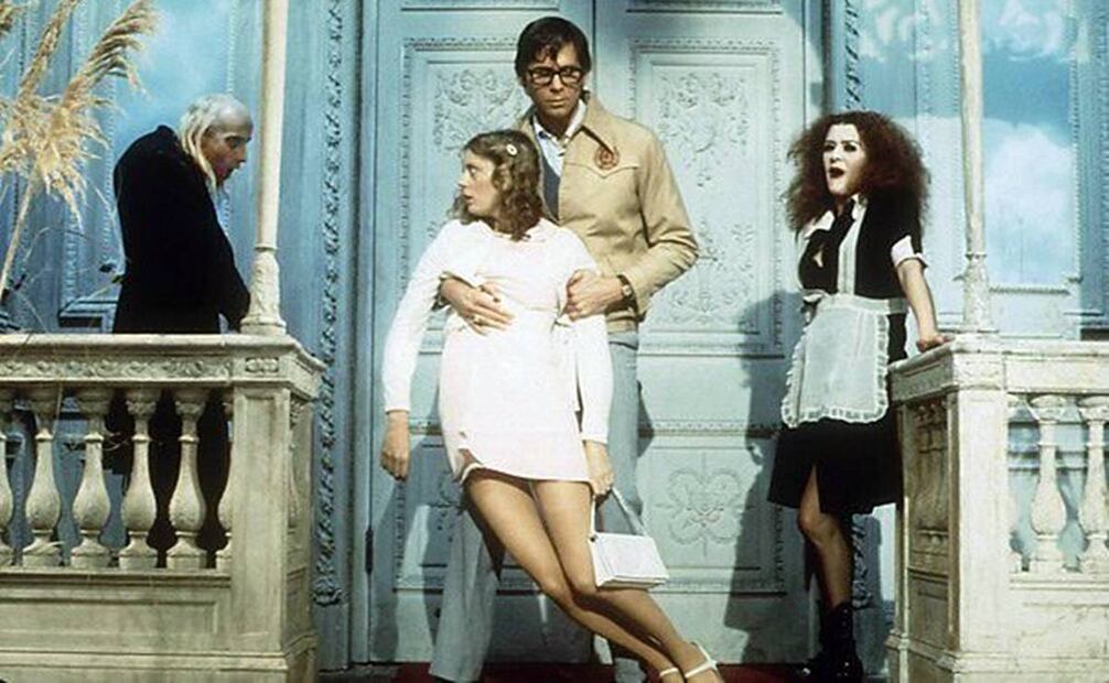 Propio de la época antes de los celulares, Janet y Brad entran al castillo para pedir ayuda por teléfono, sin saber lo que les espera. Pinterest.