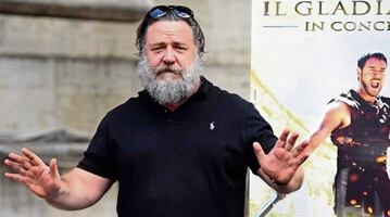 Russell Crowe se defiende de las críticas por trato a sus fans en París