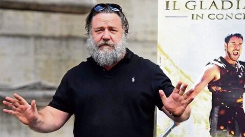 Russell Crowe se defiende de las críticas por trato a sus fans en París