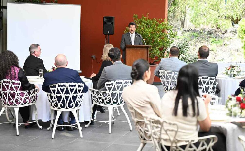 En la residencia de la embajadora de Australia en México, Rachel Moseley, quien atestiguó el acto, se celebró la firma y Stephane Drouaud aseguró que el acuerdo es importante. Foto: Especial