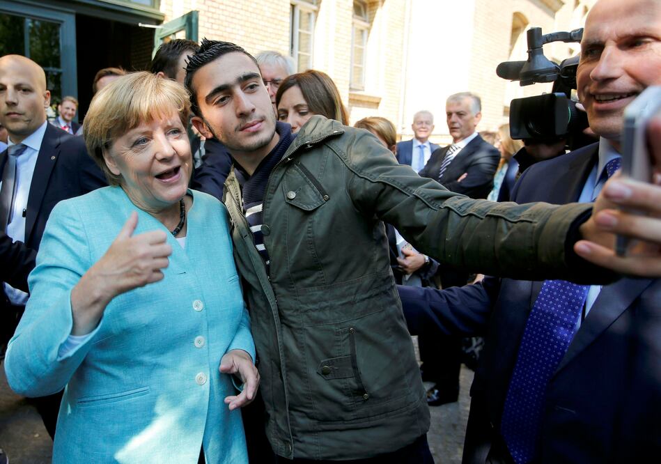 El refugiado sirio Anas Modamani se toma una selfie con la canciller alemana, Angela Merkel, en septiembre de 2015 (Foto: Reuters)
