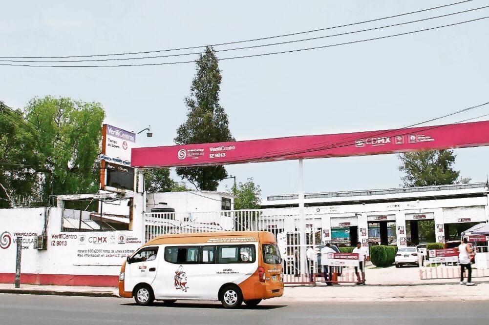 En los primeros dos días de la implementación de la nueva norma de verificación vehicular, la Profepa clausuró 91 líneas de verificación en 21 verificentros en la capital (ARCHIVO EL UNIVERSAL)