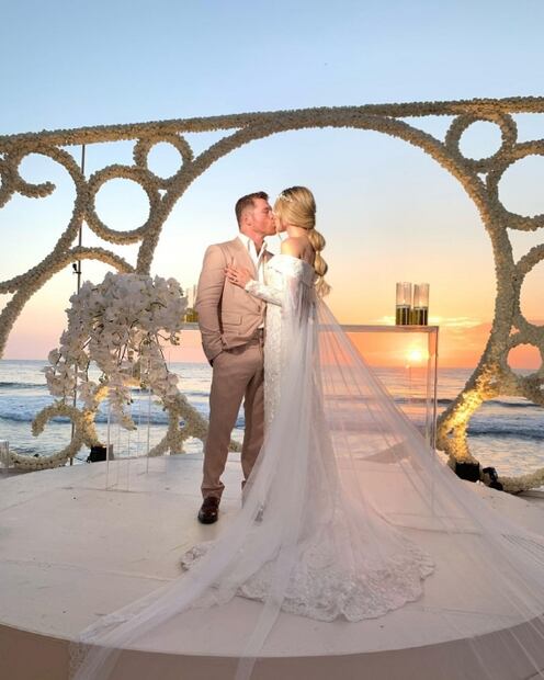 Los lujosos vestidos de novia con los que la esposa del Canelo Álvarez dio el sí