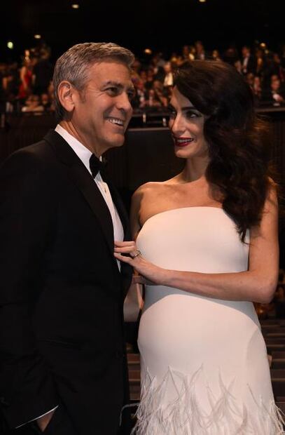 Amal Clooney luce embarazo en los Premios César