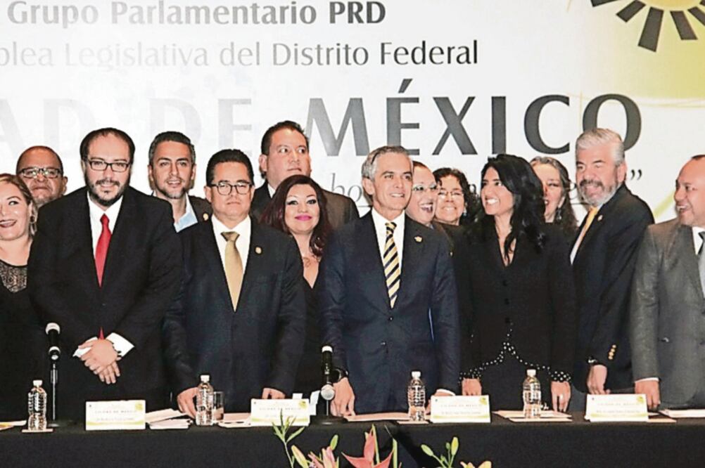 Es la primera vez que el jefe de gobierno, Miguel Ángel Mancera, asiste a una reunión plenaria del sol azteca en la Asamblea Legislativa (ESPECIAL)