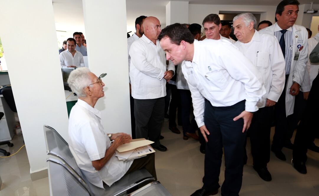 Acompañado del gobernador de Tabasco, Arturo Núñez, el director del IMSS reinauguró la Unidad de Medicina Familiar número 39. /Especial - IMSS