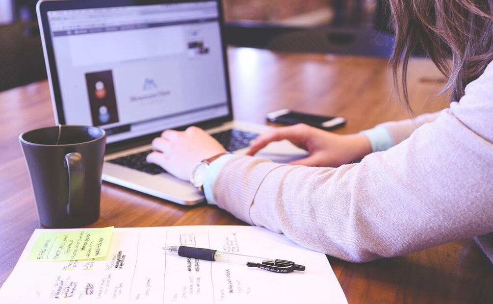 Un curso en línea te da la facilidad de ajustar tus tiempos para poder estudiar, al igual que poder conectarte desde cualquier punto donde te encuentres. Foto: Pixabay
