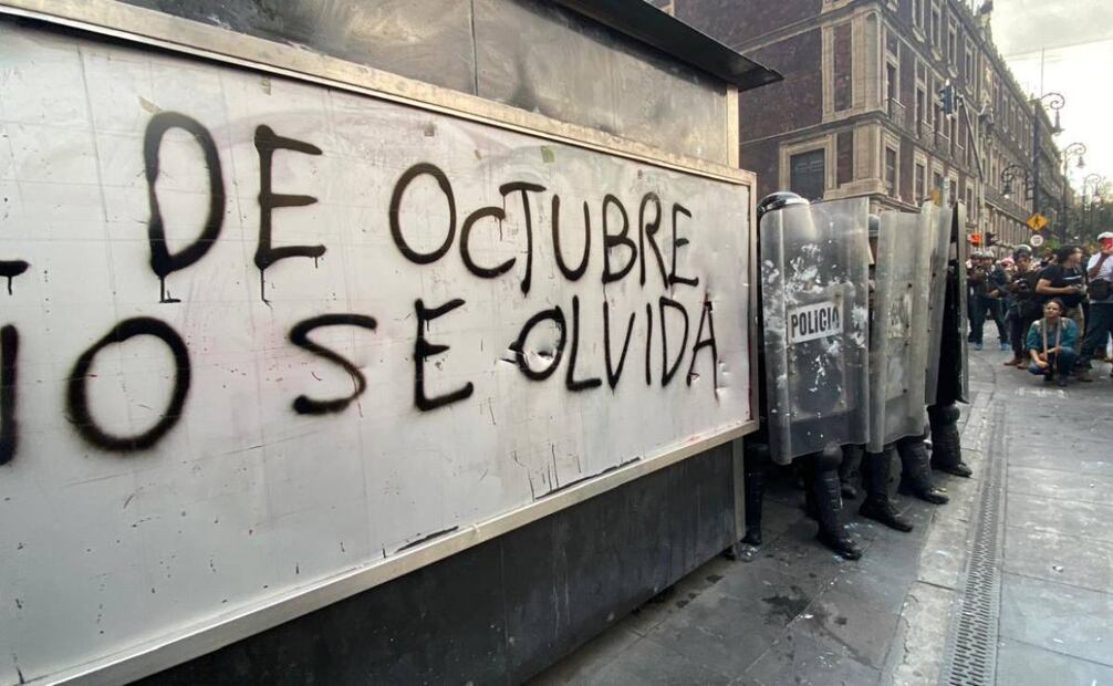 Se registran más enfrentamientos entre policías capitalinos y manifestantes durante la marcha de conmemoración del 2 de octubre. Foto: Valente Rosas/ EL UNIVERSAL