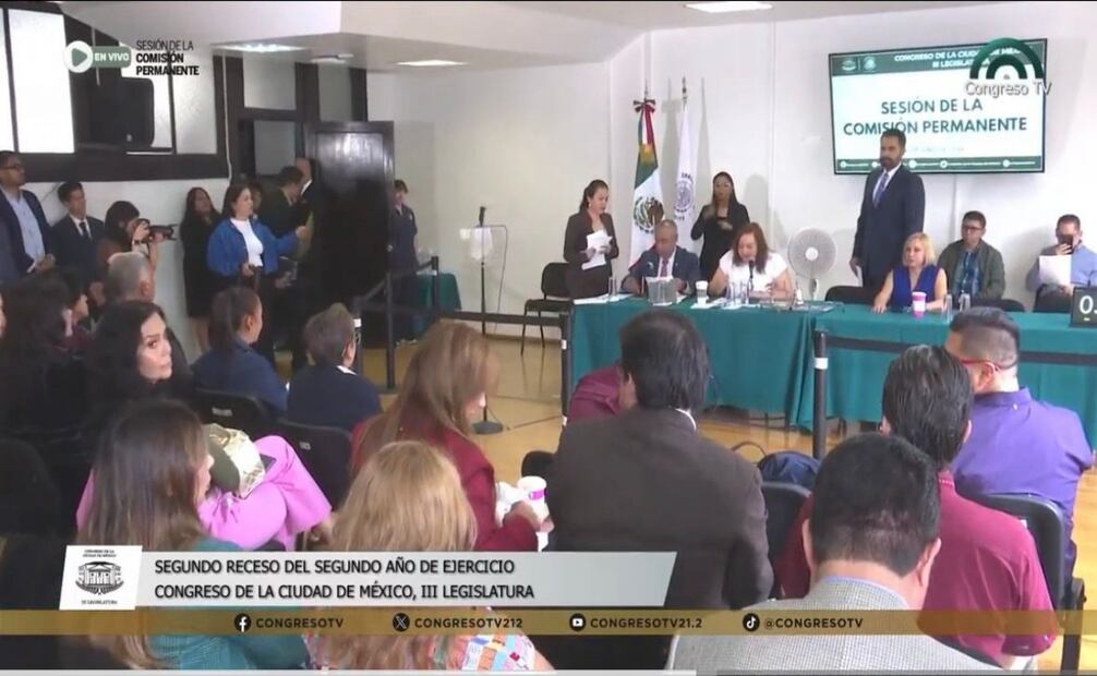 Maestros bloquean accesos al Congreso de la CDMX; sesiones ocurren en sede alterna. Foto: Especial