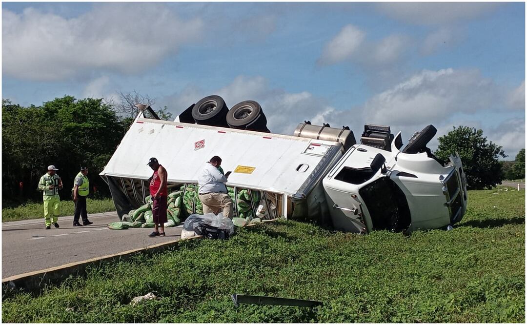 El conductor de una camioneta que llevaba a albañiles perdió el control del volante ocasionando el incidente. Foto: Especial