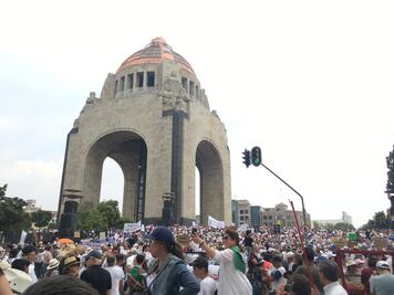 Marcha contra AMLO llega al Monumento a la Revolución